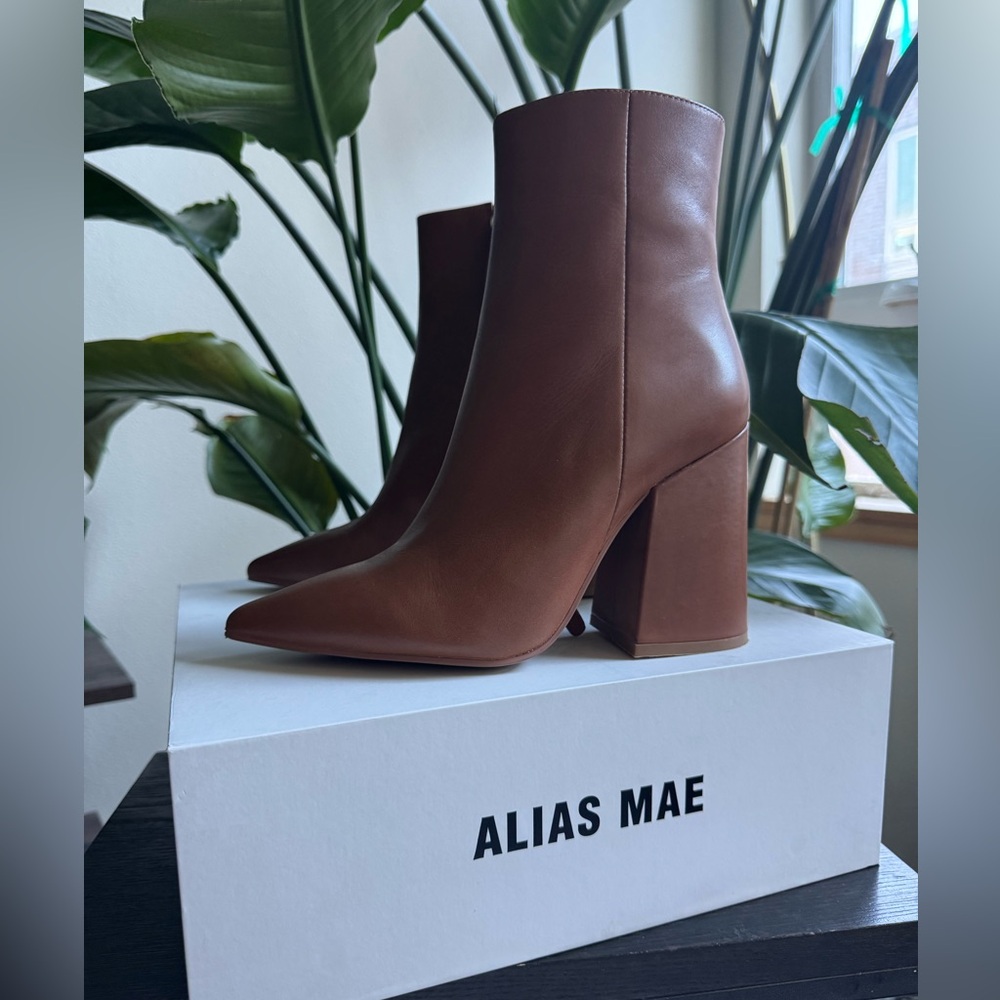 BRAND NEW -Ahara Bootie in Tan Burnished
Alias Mae